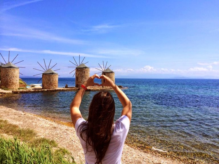 Karaburun yarımadası qarşısında yer alan Saqqız adası